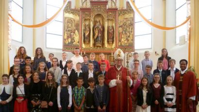 Bild: mtm
Alle Firmlinge in der Rosenberger Herz-Jesu-Kirche mit Weihbischof Dr. Josef Graf und Pfarrer Saju Thomas (rechts).