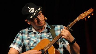 Bild: gf
Baseball-Mützen seien bei jungen Leuten beliebt, sagte Stefan Otto. Manchmal stehe Fendt drauf oder andere Labels, aber was die herstellen, deren Motto auf seiner Kappe draufsteht, wisse er noch nicht.