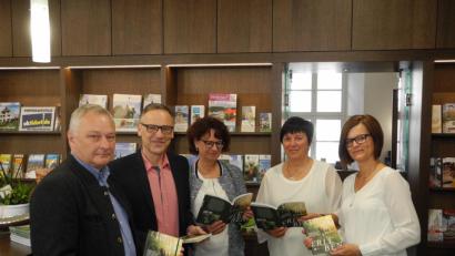 Bild: tr
Forstbetriebsleiter Norbert Zintl (links) überreichte einen Karton mit Büchern an die Stadt Waldsassen, vertreten durch (von rechts) Inge Frank, Beatrix Rustler, Monika Sommer und Bürgermeister Bernd Sommer.