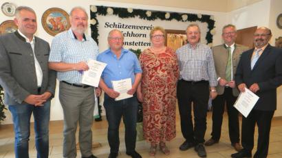Bild: Hirsch
Vorsitzende Helga Vogl (Mitte), stellvertretender Bezirksvorsitzender Bernhard Jobst und Oberbürgermeister Andreas Feller (Zweiter von rechts) ernannten Manfred Vogl, Erhard Habermeier, Erich Oberndorfer und Norbert Wedlich (von links) zu Ehrenmitgliedern der Weinberg-Siedler.