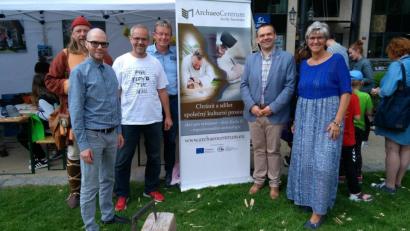 Bild: awo
Beim deutsch-tschechischen Nachbarschaftsfest ließ sich auch der Oberbürgermeister der Stadt Pilsen, Martin Baxa, über die Weiterentwicklung des ArchaeoCentrums und die Zusammenarbeit informieren. Im Bild von links Stefan Wolters, Vaclav Vrbik, Miroslav Breitfelder, Alfred Wolf, Martin Baxa und Helena Východská (Lehrstuhl für Geschichte).