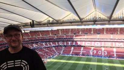 Bild: privat
Christoph Hahn aus Gärmersdorf im Stadion Wanda Metropolitano in Madrid. Für den 47-Jährigen ist es das zehnte Champions-League-Finale in Serie: „Nächstes Jahr in Istanbul bin ich wieder dabei.“