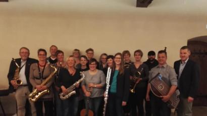 Bild: exb
Václav Eichler (Dritter von links), Katharina Hanauer (Sechste von rechts) und Musikschulleiter Tobias Böhm (rechts) freuten sich über die Leistungen der erwachsenen Schüler.