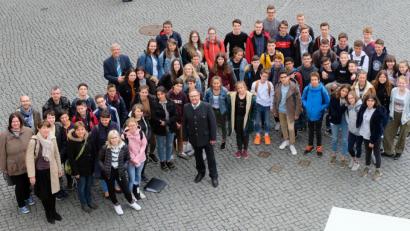 Bild: Thomas Graml, Stadt Amberg
Bürgermeister Martin Preuß (Mitte) hat Schüler des Austauschprogramms zwischen Amberg und Périgueux im Rathaus empfangen.