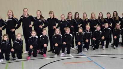 Bild: u
Schon jetzt haben die Kinder- und Jugendgarde den 11.11. im Visier – den Auftakt zur Faschingssaison 2019/2020. Bis dahin müssen Gardemarsch und Showtanz perfekt sitzen. Da Übung bekanntlich den Meister macht, trainieren die 29 Mädchen und drei Jungen schon jetzt fleißig unter der Regie von Garde-Chefin Regina Merkl (kniend l.). Sie wird von ihren Co-Trainerinnen Michaela Meier (kniend r.) und Annika Scheffler (stehen 8.v.l.)