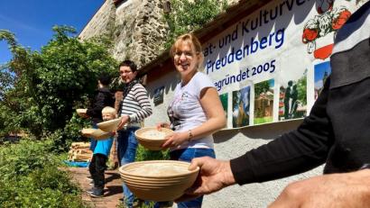 Bild: gri
Beim Einschießen des Brotes: Per Menschenkette gelangten die Teiglinge in das heiße steinerne Gewölbe.