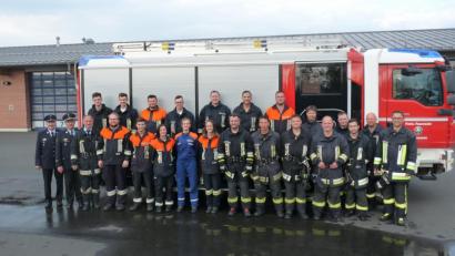 Bild: flm
Die Teilnehmer der Leistungsprüfung gemeinsam mit den Schiedsrichtern, Ehrenkreisbrandmeister Willy Horn, Kreisbrandinspektor Lorenz Müller und Kreisbrandmeister Wolfgang Fischer (von links) sowie Kommandant Tobias Tippmann (rechts).