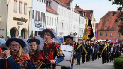 Bild: kro
Angeführt vom Erbendorfer Spielmannszug zog die Feuerwehr Tirschenreuth vom bisherigen Feuerwehrhaus zum Marktplatz.