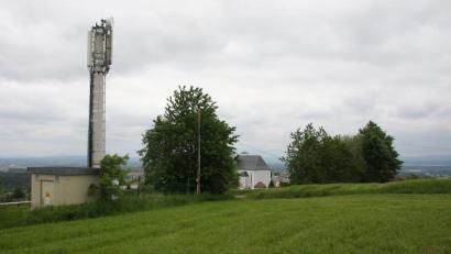 Bild: wro
Der Funkmast nahe der Wallfahrtskirche soll im nächsten Halbjahr vom Betreiber modernisiert werden.