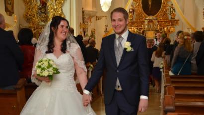 Bild: dob
In der Waldauer St.-Johannes-Nepomuk-Kirche ließen sich Claudia Pflaum aus Pleystein und Alexander Meinerz aus Weiden von Kaplan Ulrich Eigendorf kirchlich trauen.