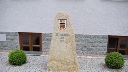 Bild: bnr
Im Rahmen der 900-Jahr-Feier wurde am Rathaus in Altendorf dieser Gedenkstein errichtet, der an die lange Geschichte der Ortschaft erinnert.
