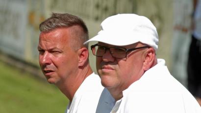 Bild: otr
Fassungslos, ungläubig, ernüchtert: Trainer Rüdiger Fuhrmann (rechts) und Sportlicher Leiter Markus Hofbauer müssen den Landesliga-Abstieg des SV Etzenricht erst einmal verdauen.