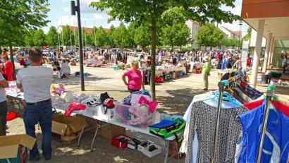 Bild: Dobmeier
Haltestelle Stockerhutpark: Basar-Flair mit einem riesigen Warenangebot herrscht am Samstag beim Flohmarkt der Superlative des Vereins Café Mitte.