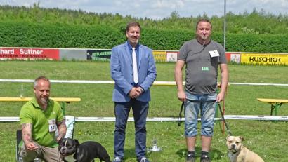 Bild: Dobmeier
Wertungsrichter Mr. Markov Damir aus Serbien (Mitte) gratuliert den Siegern der „Summer Show Exotic Bulldog“, Züchter Peter Kick mit „Stonebull Batman“ (links) sowie Martin Neuber mit „Stonebull Mystique“.