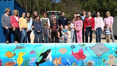 Bild: bö
Zu einer Malaktion hatte der Obst und Gartenbauverein eingeladen. Gestaltet haben große und kleine Kunstmaler eine Betonmauer beim Dorfgemeinschaftshaus mit einer "Allersburger Unterwasserwelt" am Hausnerbach.