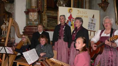 Bild: mh
Gemeinsam mit der Familienmusi Irlbacher aus Nabburg gestaltet das Trio "Z`sammg`stimmt" in der Luher Pfarrkirche ein Marienlob, für das es stehenden Beifall gibt.