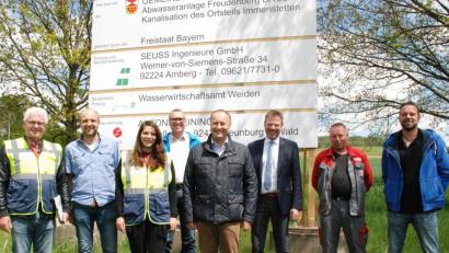 Bild: sche
Auf dem Bild von links: Bauüberwachung Erhard Oberndorfer (Ing.Büro Seuss), Techn.Angestellter Gde Freudenberg Andreas Bodensteiner Svenja Bischof (Ing.Büro Seuss) , Kämmerer Richard Zweck, Geschäftsführer Bauunternehmen Steiniger ,Siegfried Dettmann, Bürgermeister Alwin Märkl, Polier Heinz Rothenberger, Bauleitung Rainer Niebler (beide Fa. Steininger).