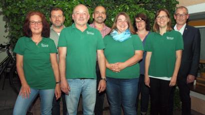 Bild: sön
Bürgermeister Erwin Geitner (rechts) und Heimatvereinsvorsitzender Hubert Haas (Zweiter von links) gratulierte der neu gewählten Vorstandschaft der „Goaslandler“ Claudia Fröhlich, Gerhard Schnabel, Armin Hofrichter, Franziska Haas, Maria Dietl und Franziska Bösl (von links).