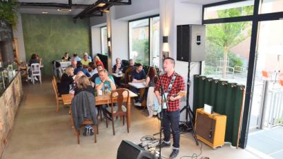 Bild: fjo
Milan Samko aus der Vohenstraußer Partnerstadt Stribro eröffnet nach "Live im Laden" die neue Serie „Live im Friedrich“ der Musikinitiative Vohenstrauß.