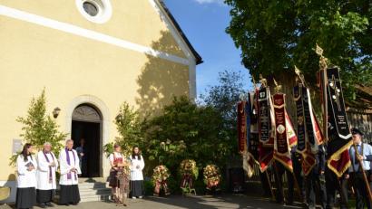 Bild: bej
Vor der Kulisse der Kirche Sankt Wolfgang hatte sich die Festgesellschaft zum Totengedenken versammelt. Jubelverein, Paten- und Ehrenpatenvereine legten Kränze als äußeres Symbol der Erinnerung und Dankbarkeit nieder.