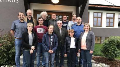 Bild: eig
Der neue Vorstand der Teilnehmergemeinschaft Theisseil 2, der sich in den nächsten sechs Jahren um alle Belange in Sachen Dorferneuerung kümmern muss.