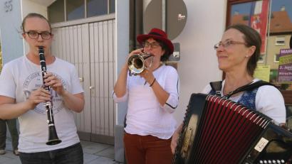 Bild: mma
Max, Karin und Steffi Zachmeier spielten spontan auf der Straße.