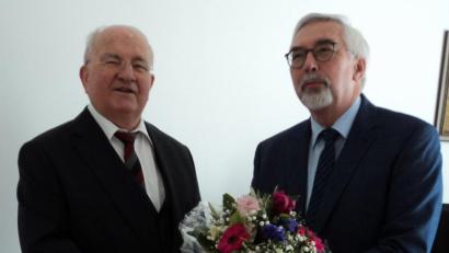 Bild: ksi
Ruhestandspfarrer Eberhardt Steinacker (links) feierte 80. Geburtstag. Bürgermeister Manfred Rodde (rechts) gratulierte namens der Gemeinde.