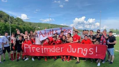 Bild: exb
Jubel bei den Akteuren der SpVgg Pfreimd über den Landesliga-Klassenerhalt.