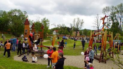 Bild: mmj
Ein besonderes Areal zum Spielen, Fithalten und zur Begegnung zwischen den Generationen ist das Gelände beim Moorbad in Schönsee geworden. Der Aktionstag "Xund & fit" lockte Jung und Alt zur Einweihung an.