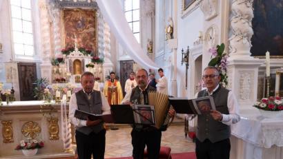 Bild: hir
Der "Murachtaler Dreigsang" (im Vordergrund) gestaltete zusammen mit der Marianischen Männerkongregation und Pfarrer P. Georg (im Hintergrund) in der festlich geschmückten Pfreimder Pfarrkirche die letzte Maiandacht in diesem Jahr.