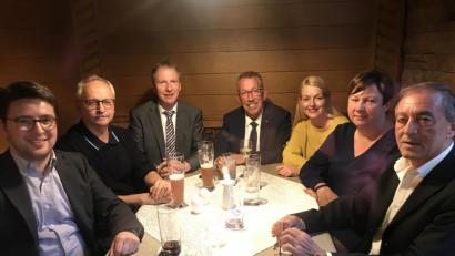 Bild: exb
SPD-Kreisvorsitzender Peter Wein, Bruno Wagner, MdB Karl-Heinz Brunner, Lothar Kolb, Sandra Gierl, Evi Thanheiser und Franz Schindler trafen sich zum Fachgespräch.