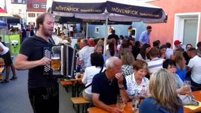 Bild: mef
Musiker Ben Ray begeistert das Publikum in seinem Unterhaltungsprogramm. Der Ausnahmemusiker stellt wieder einmal seine Qualität unter Beweis.