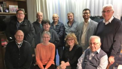 Bild: mez
stehend von links: Zweiter Vorsitzender Andreas Dötterl, Beisitzer Herbert Müller, Anita Dötterl und Rudi Braun, Kassier Reinhard Raps, Kaplan Dr. Justin Kishimbe, Bürgermeister Josef Hecht.
Vorne von links: Beisitzer Werner Dötterl, Schriftführerin Rita Raps, Erste Vorsitzende Erna Raps und Beisitzer Alois Schmid.