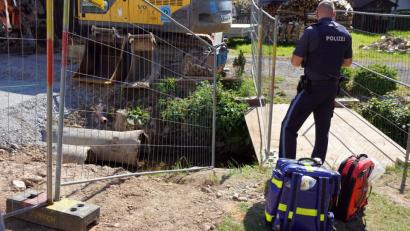 Bild: bkr
Das Absperrgitter zum Flötzbach ist einen Spalt offen. Hier geriet der 59-Jährige in den Bach.