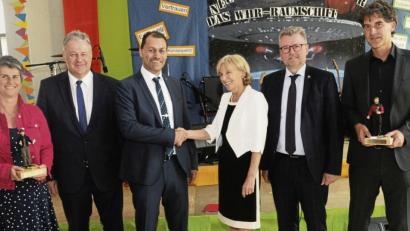 Bild: ge
Bei der Amtseinführung: Von links Zweite Konrektorin Stefanie Tröster, Landrat Richard Reisinger, Rektor Martin Zimmermann, Ministerialbeauftragte Maria Kinzinger, Bürgermeister Michael Göth und Konrektor Markus Hochholzer.