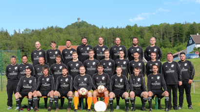 Bild: alr
Mit Freibier und guter Laune feiern Spieler und Funktionäre den Aufstieg der SpVgg von der A- in die Kreisklasse.