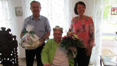 Bild: sck
Zweiter Bürgermeister Herbert Lehner und Heimleiterin Simone Katzor mit der Jubilarin Walda Laufmann.