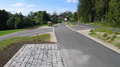 Bild: bkr
Auf der zurück gebauten und gepflasterten Fläche stand die Bank. Sie hat ein paar Meter weiter Richtung Schwarzenreuth einen neuen, dauerhaften Standort gefunden. Die gepflasterte Fläche kann nun als Abstellfläche für Fahrräder genutzt werden.