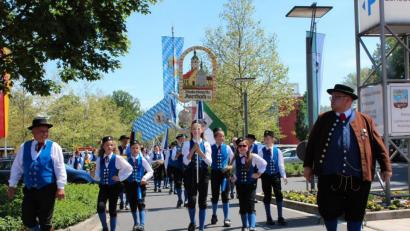 Bild: cs
Die Knabenkapelle als Patenkapelle des Jubiläumsvereins führt den Festzug an. Links Elmar Hamerla, der Vorsitzende des Heimat- und Volkstrachtenvereins Auerbach, rechts Andreas Götz, Zweiter Vorsitzender und Festleiter.