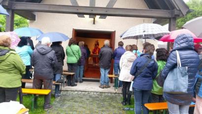Bild: jsa
Nicht alle Pilger fanden Platz in der Kapelle während des Bittgottesdienstes