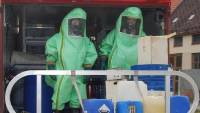 Bild: bäh
Die Aktiven der Werksfeuerwehr Pilkington Weiherhammer und der Stützpunktwehr der Stadt Vohenstrauß lernen die Einsatzgrundsätze der Chemikalienschutzanzüge.