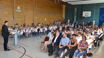 Bild: fjo
Das 50-jährige Bestehen der Waidhauser Schule wird groß gefeiert. Rektor Edgar Hanner (stehend) spricht über die Geschichte des Gebäudes und die Entwicklung der Schülerzahlen.