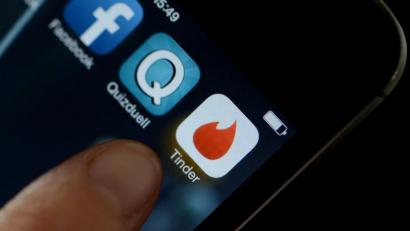 Bild: Franziska Kraufmann
Logo der App Tinder auf einem Smartphone. Seit 2016 dürfen in Russland die Behörden auf Daten per Gesetz zugreifen, wenn sie kriminelle Machenschaften vermuten oder einem Terrorverdacht nachgehen. Foto: Franziska Kraufmann/Archiv