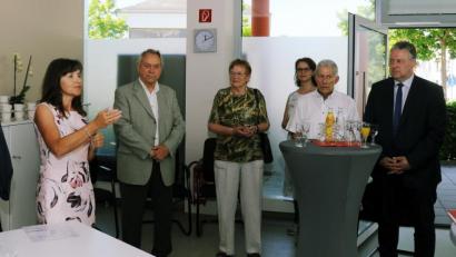 Bild: gf
Von der Seminargasse in die Fleurystraße: Nach dem Umzug der Schuldnerberatung begrüßt AWO-Geschäftsstellenleiterin Julia Rußwurm (Zweite von links) ihre Gäste zur Einweihung der neuen Räume.