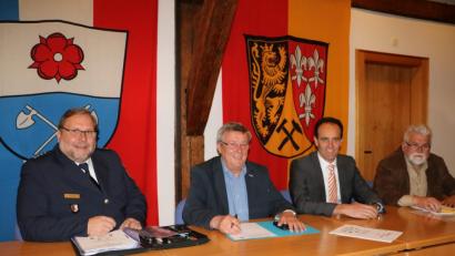 Bild: gru
Mit aktuellen Zahlen aus ihren Gemeinden versorgt (von links) Erster Polizeihauptkommissar Manfred Weiß die Bürgermeister Hans Koch (Königstein), Hans-Jürgen Strehl (Edelsfeld) und Hans Durst (Hirschbach).