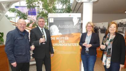 Bild: rn
Bürgermeister Peter Lehr, Filialdirektor Wolfgang Busch, Bildungsmanagerin Julia Lenhart und Gleichstellungsbeauftragte Brigitte Menzel (von links) eröffnen in der Sparkasse die Ausstellung "Die Mütter des Grundgesetzes".