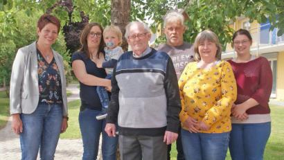 Bild: agr
Zweite Bürgermeisterin Margit Reichl (links) gratulierte Johann Wittmann (Mitte), der seinen 85. Geburtstag im Kreise seiner Familie feierte.