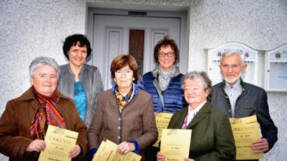 Bild: es
Die stellvertretende Bezirksvorsitzende der Katholischen Erziehergemeinschaft, Ulrike Neiser (hinten, links), ehrte (von links) Christa Gmeiner,Johanna Faltermeier, Emilie Stahl, Rosina Malzer und Alfred Faltermeier.