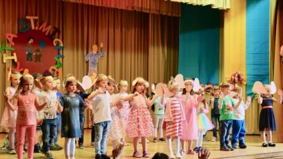 Bild: ads
Bei einer großen Aufführung im Pfarraal gaben die Kinder des Kindergartens St. Michael mit Tänzen und Liedern einen tiefen Einblick in ihren Kindergartenalltag, der allen sichtlich Spaß macht
