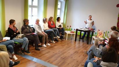 Bild: jzk
„Plastik sparen im Alltag ist gar nicht so schwer“, ermutigt Silvia Gottinger (stehend) die Kursteilnehmer.